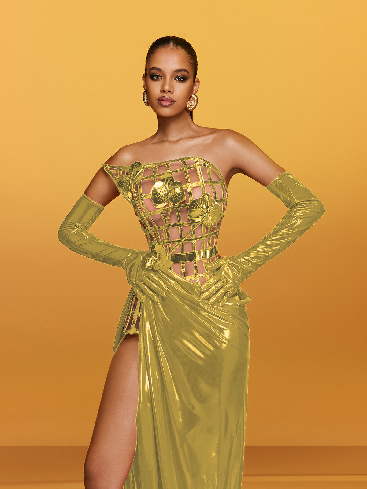 Abito Maxi Senza Spalline in Metallo Aethon con Fiori in Oro