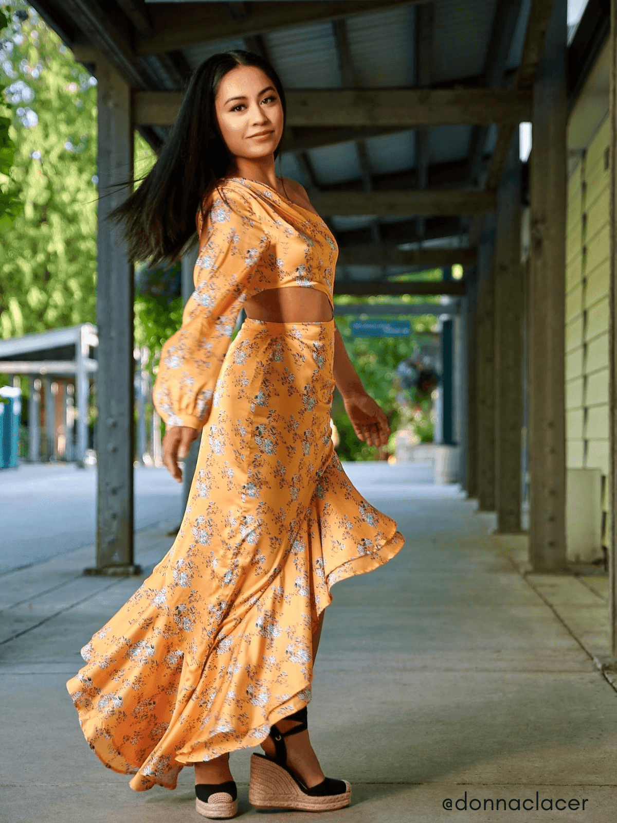 Abito Maxi Floreale Aiyana con Spalla Scoperta in Giallo