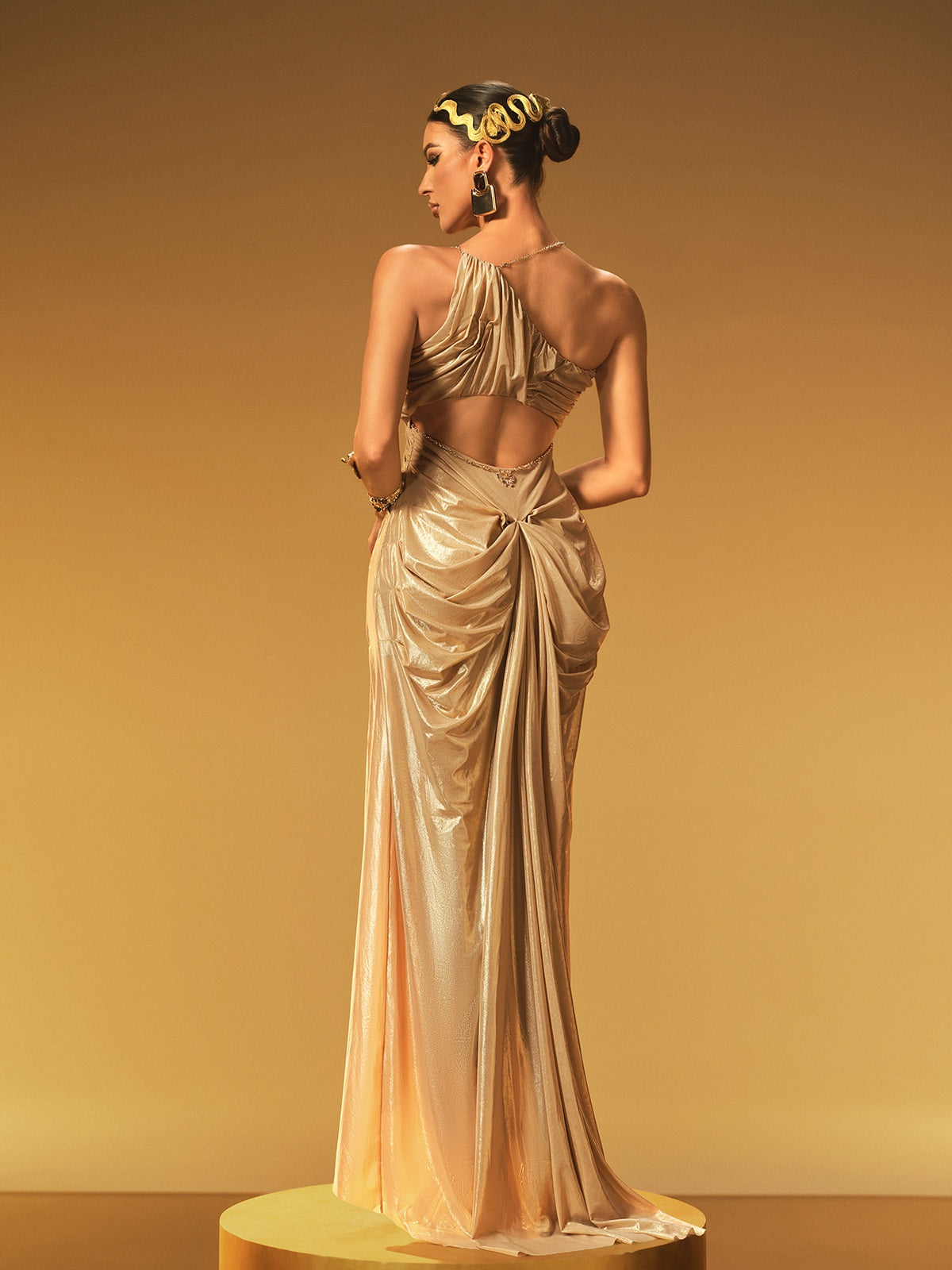 Abito Maxi Arricciato Daiki con Scollo a Halter in Marrone