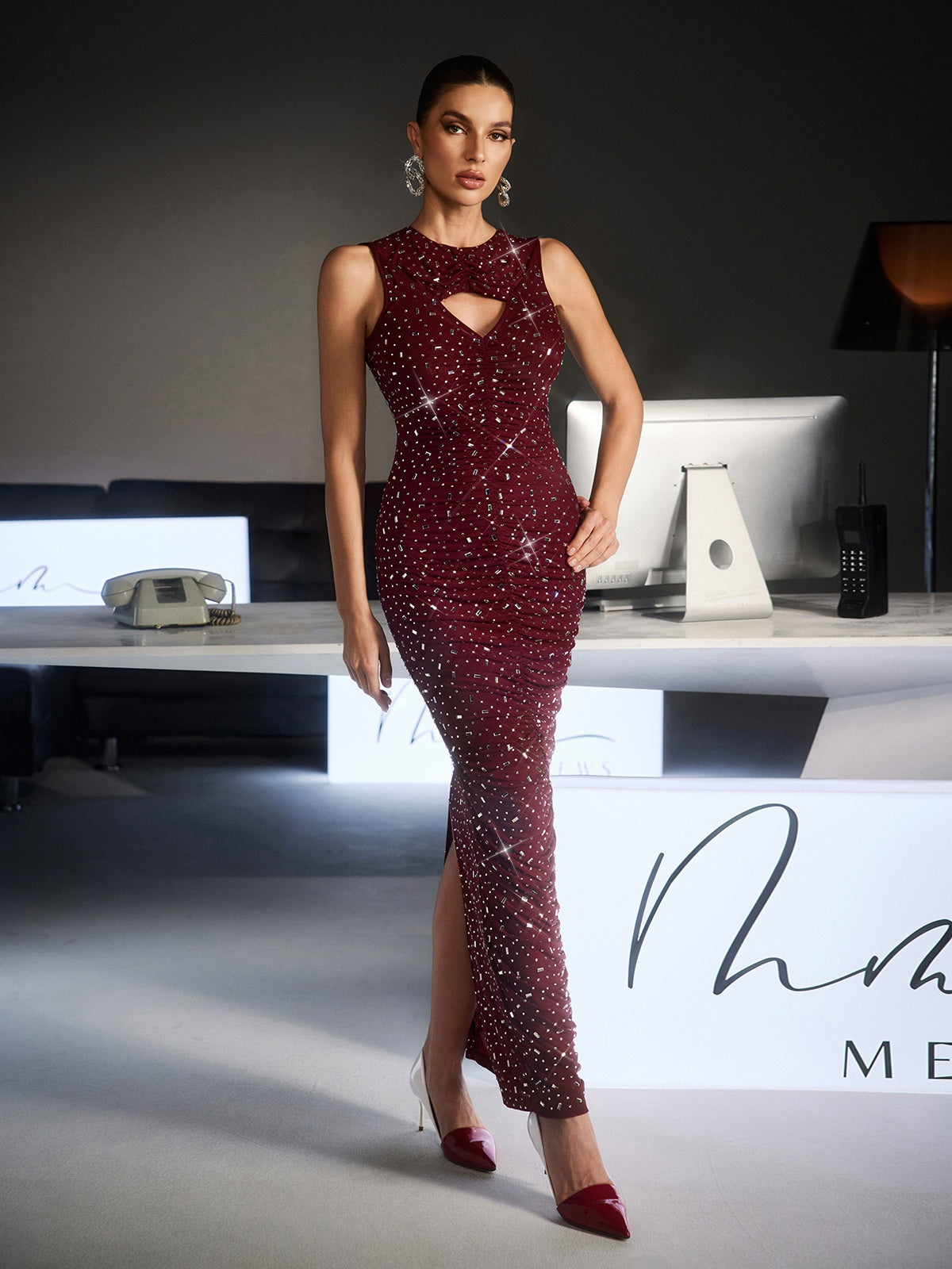 Abito Maxi Senza Maniche Feroze con Cutout e Strass