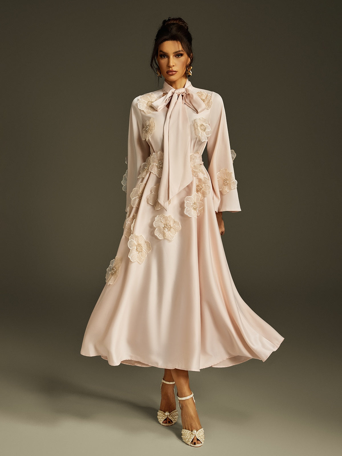 Abito Maxi in Satin con Fiore e Lacci Jaldrix in Albicocca