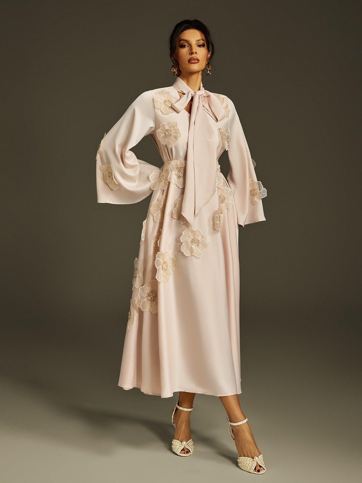 Abito Maxi in Satin con Fiore e Lacci Jaldrix in Albicocca