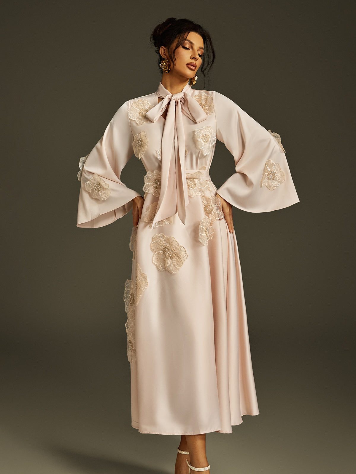 Abito Maxi in Satin con Fiore e Lacci Jaldrix in Albicocca