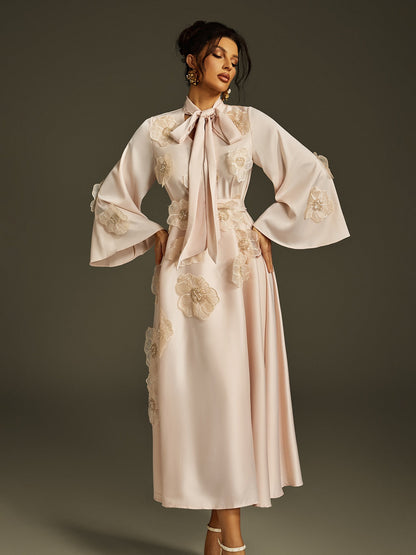 Abito Maxi in Satin con Fiore e Lacci Jaldrix in Albicocca