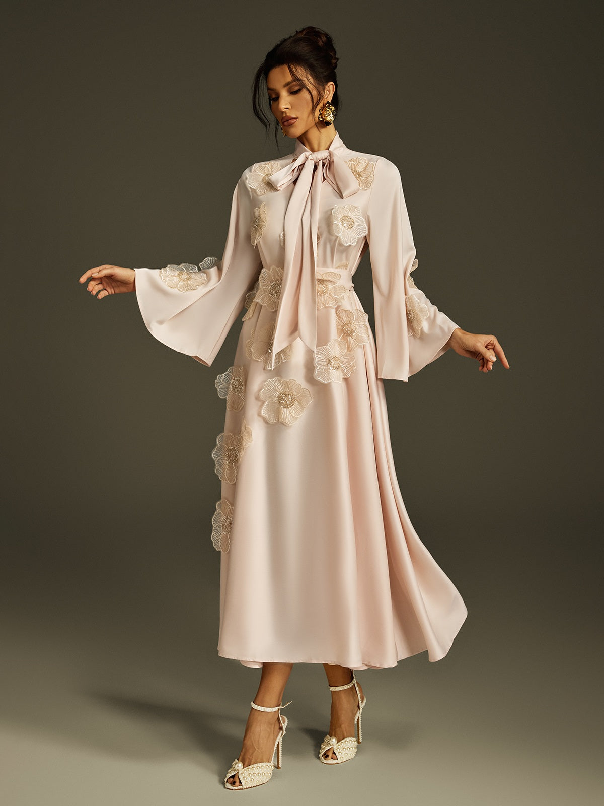 Abito Maxi in Satin con Fiore e Lacci Jaldrix in Albicocca