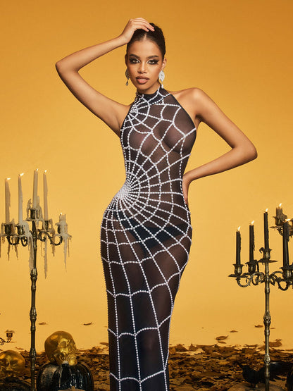 Abito Maxi Bianco Kaelyra con Collo Alto e Perle a Ragnatela