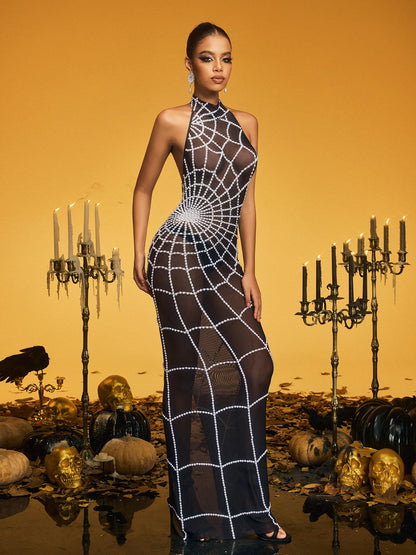 Abito Maxi Bianco Kaelyra con Collo Alto e Perle a Ragnatela