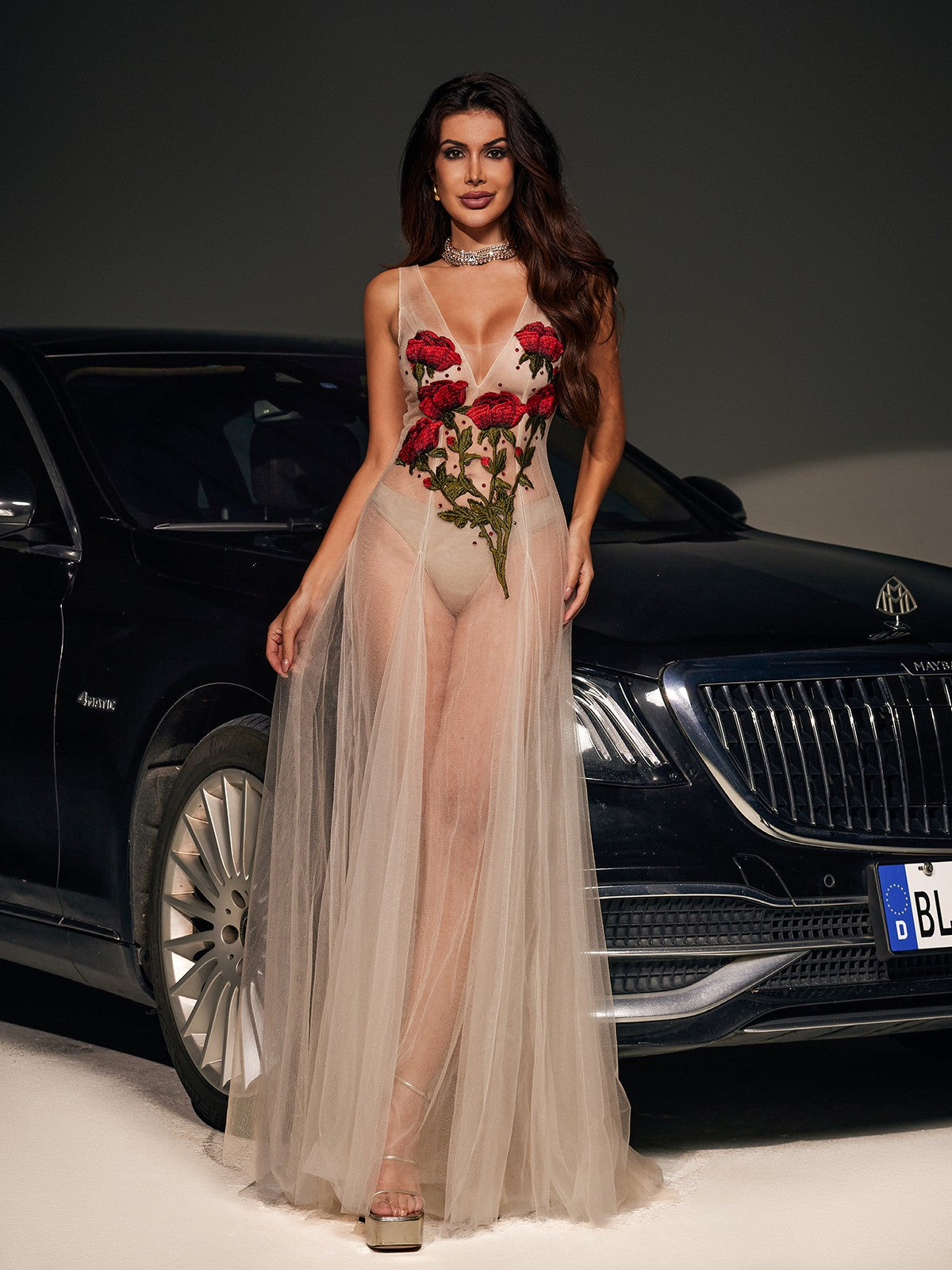 Abito in Rete Ricamato a Fiori Kateri con Scollatura a V