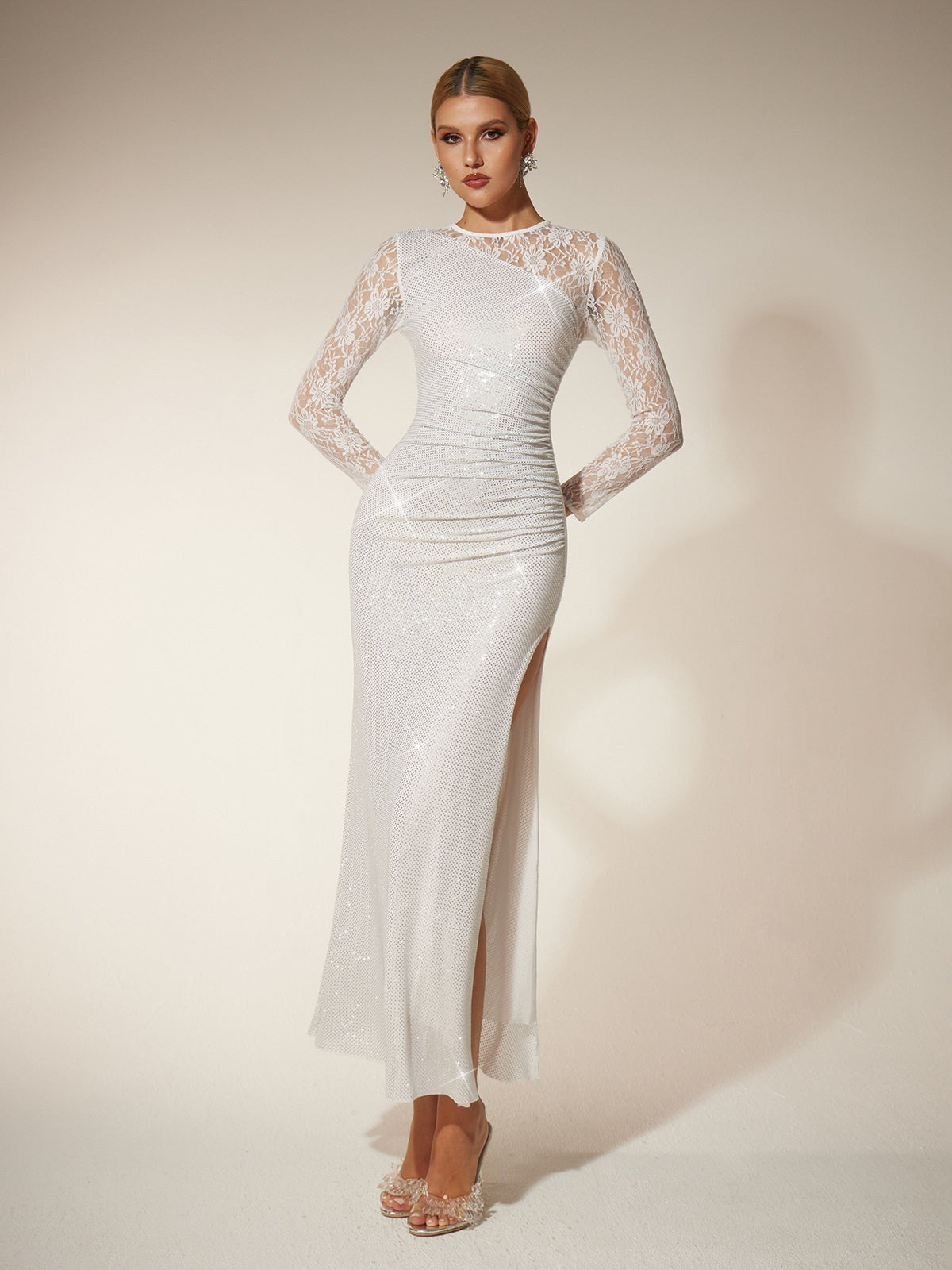 Abito Maxi In Pizzo Con Strass Raerion In Bianco