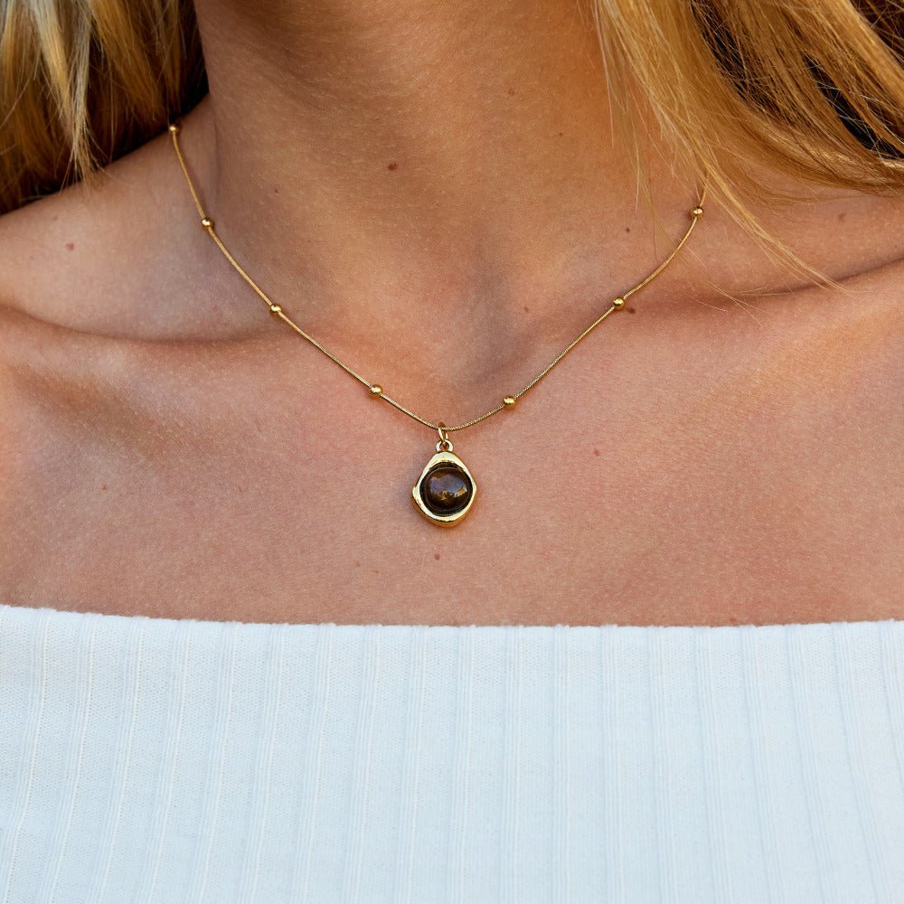 Collana con pendente in pietra ambra