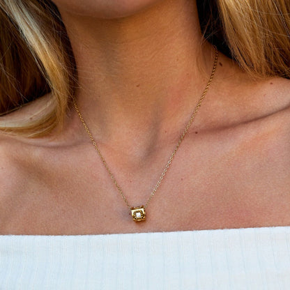 Collana con pendente a cubo in agata nera