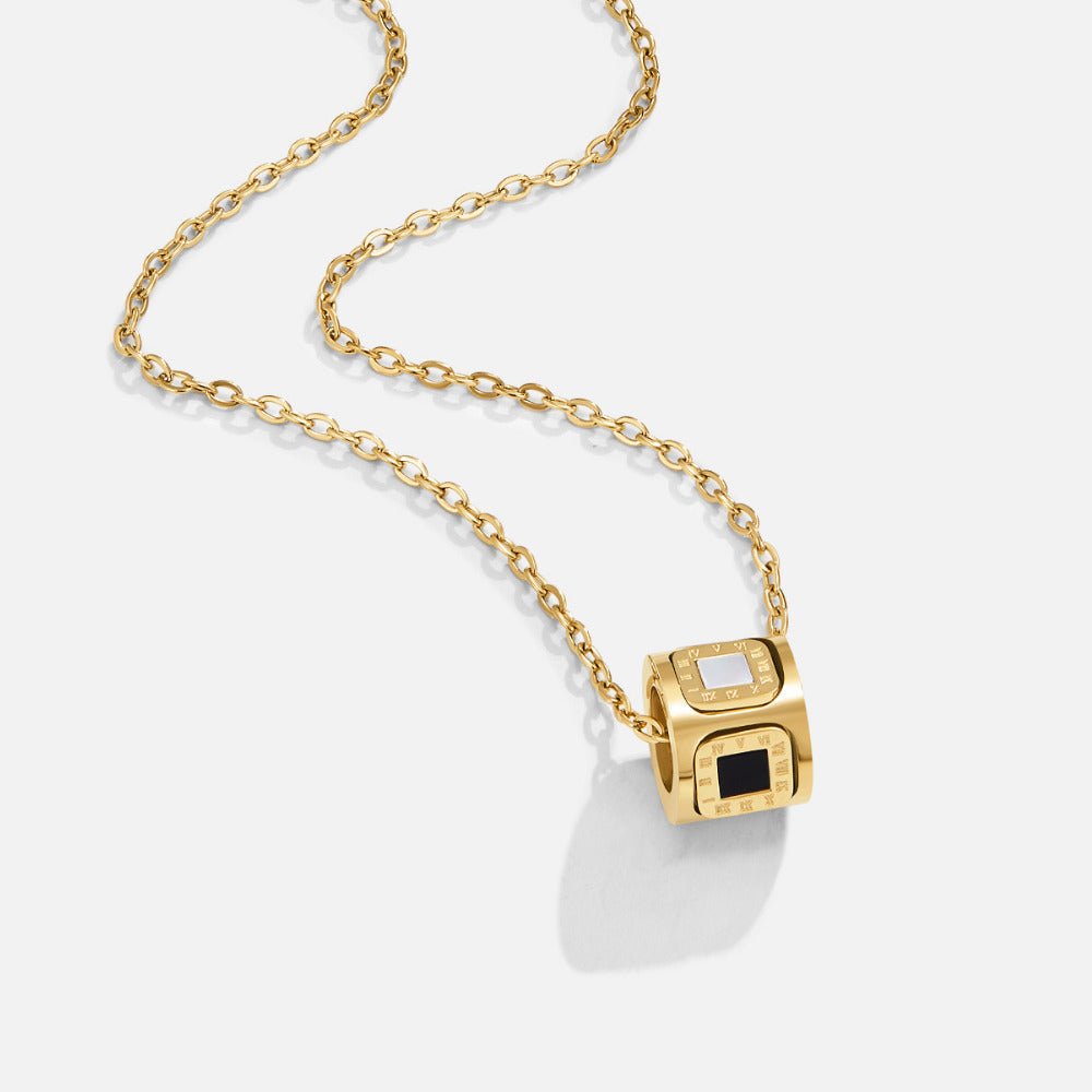 Collana con pendente a cubo in agata nera
