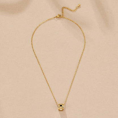 Collana con pendente a cubo in agata nera