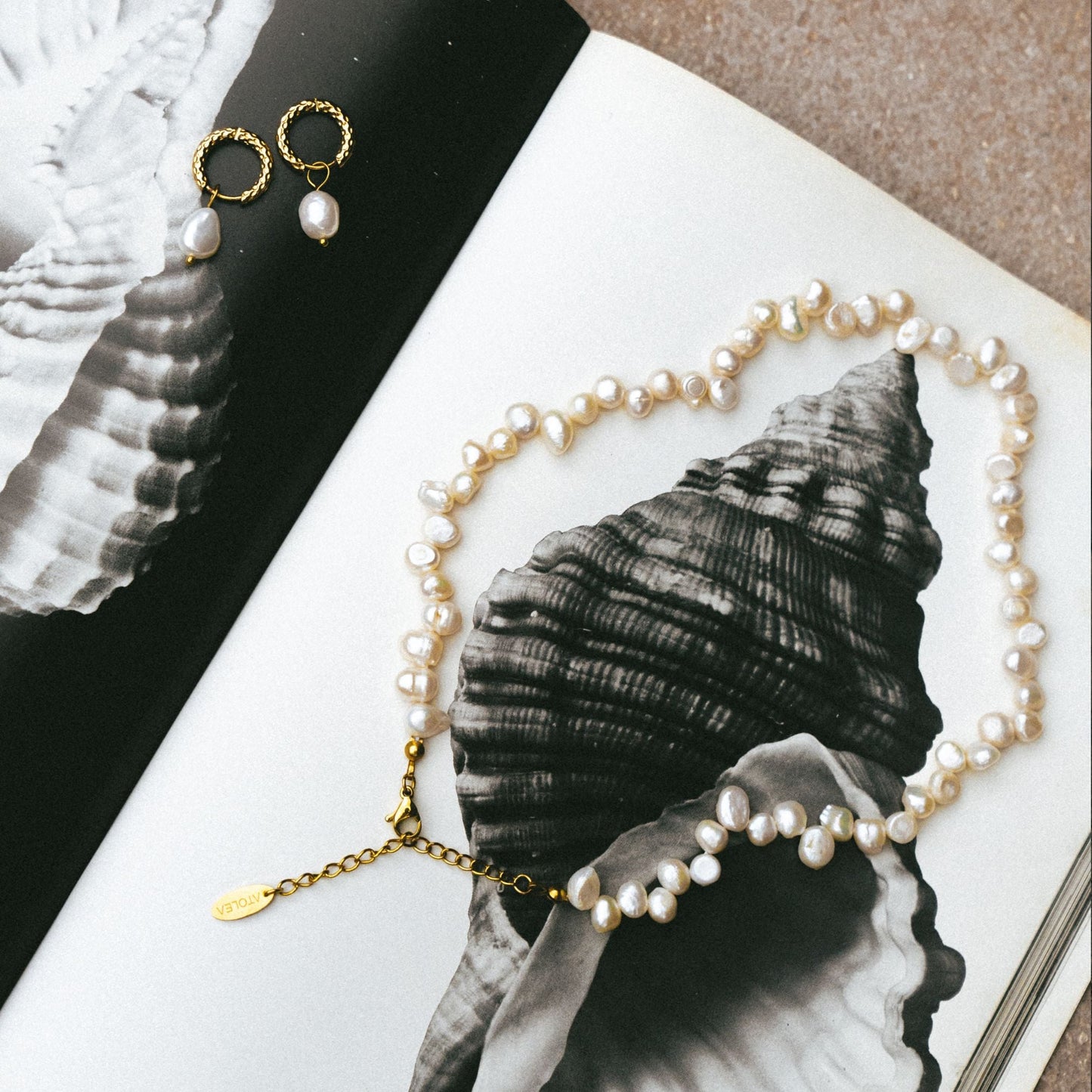 Orecchini a Cerchio con Perla Martellata