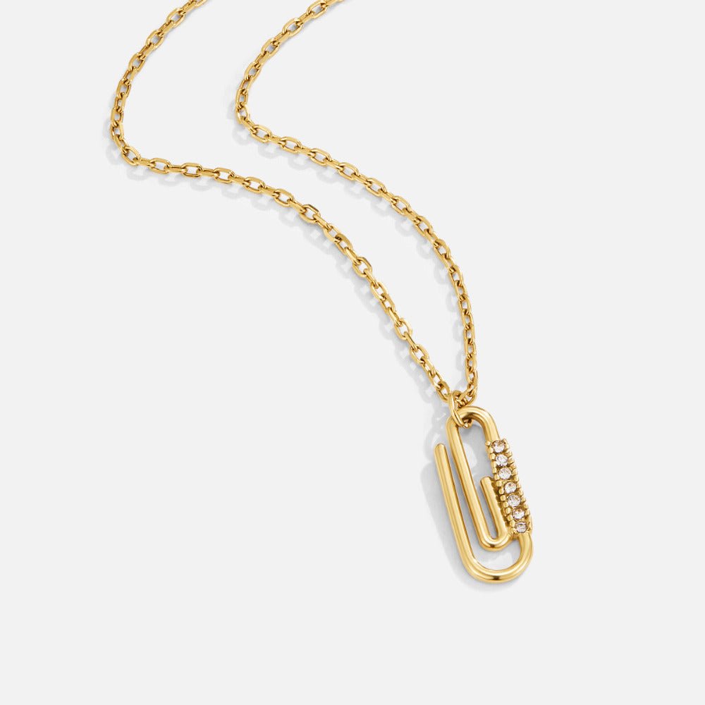 Collana con pendente a forma di graffetta in cristallo dorato