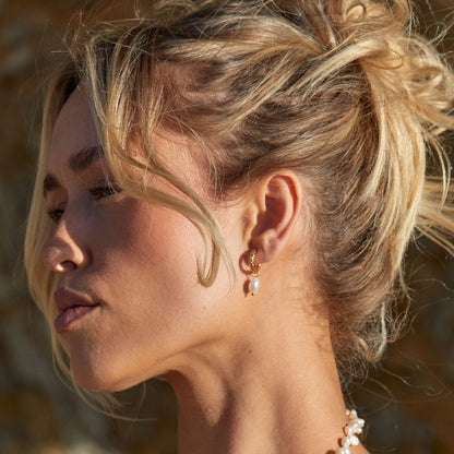 Orecchini a Cerchio con Perla Martellata