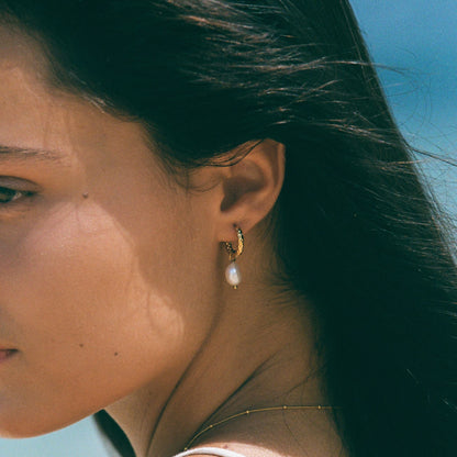 Orecchini a Cerchio con Perla Martellata