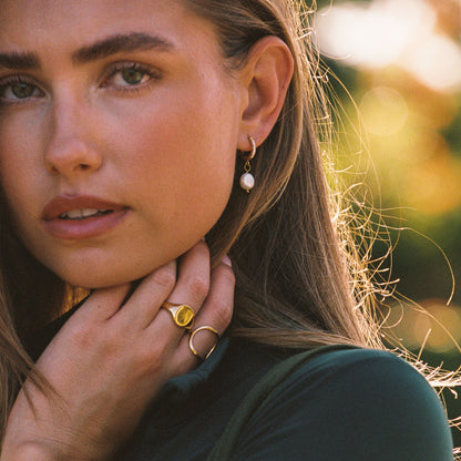 Orecchini a Cerchio con Perla Martellata