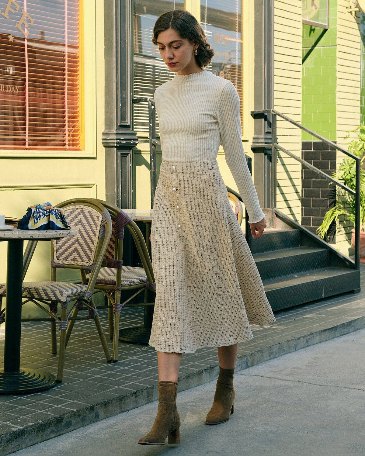 La Gonna in Tweed Alta in Vita con Bottone Perla