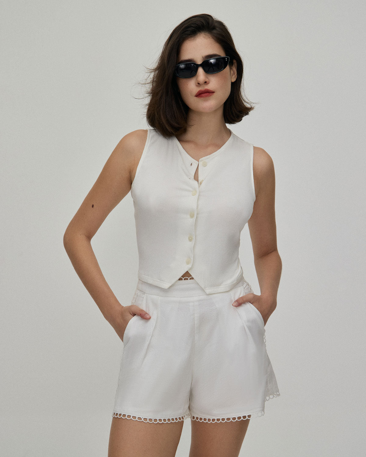 I Pantaloni Corti Alti con Bordo in Pizzo Bianco