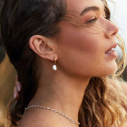 Orecchini a Cerchio con Perla Martellata