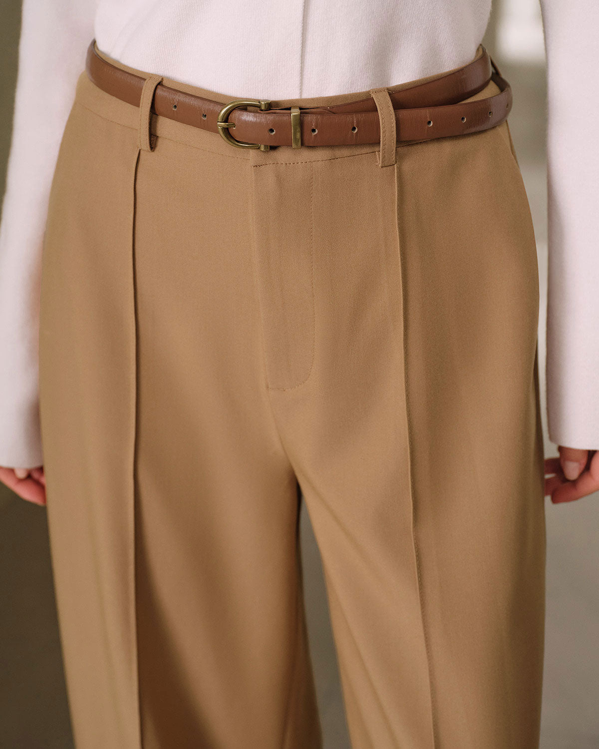 Pantaloni dritti khaki a vita naturale con tasche