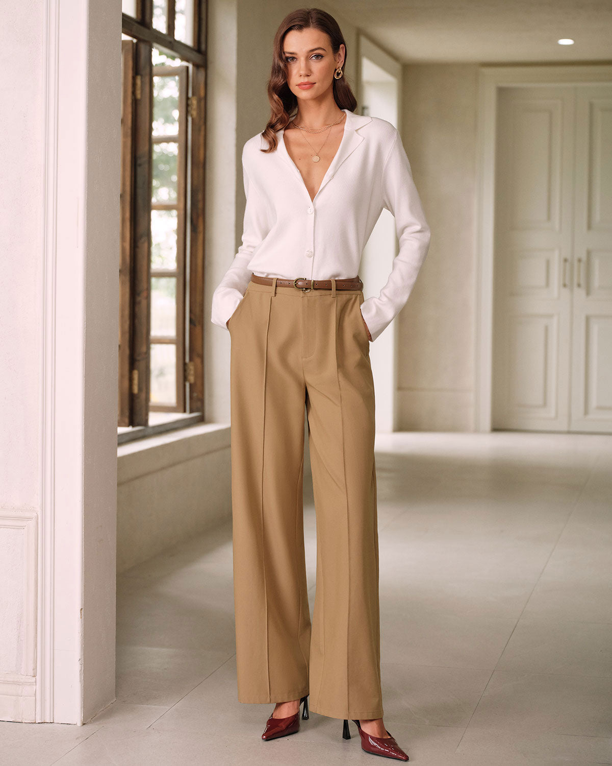 Pantaloni dritti khaki a vita naturale con tasche