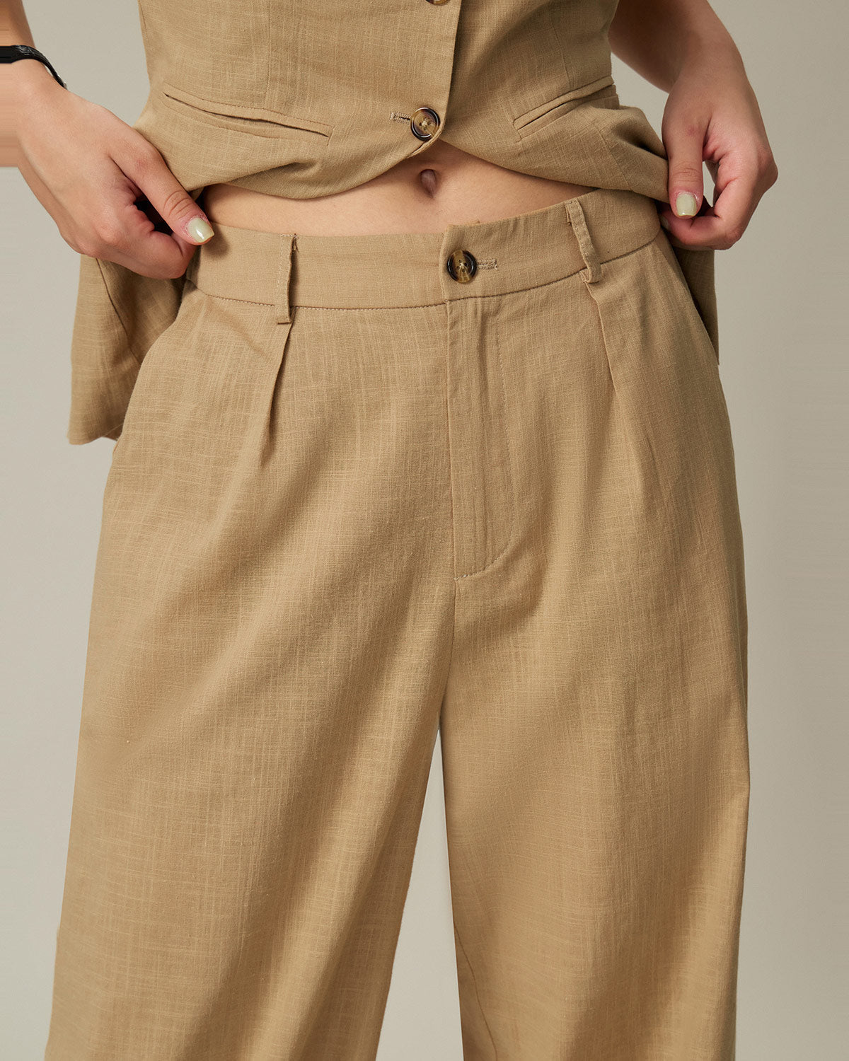 Pantaloni dritti con vita elastica e tasche marroni