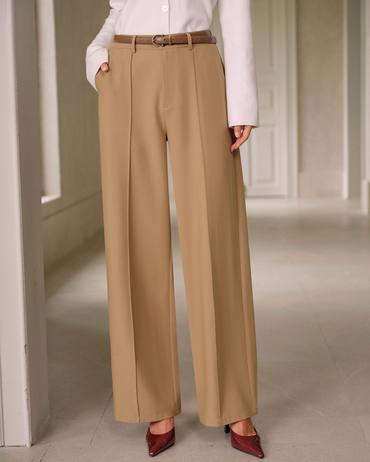 Pantaloni dritti khaki a vita naturale con tasche