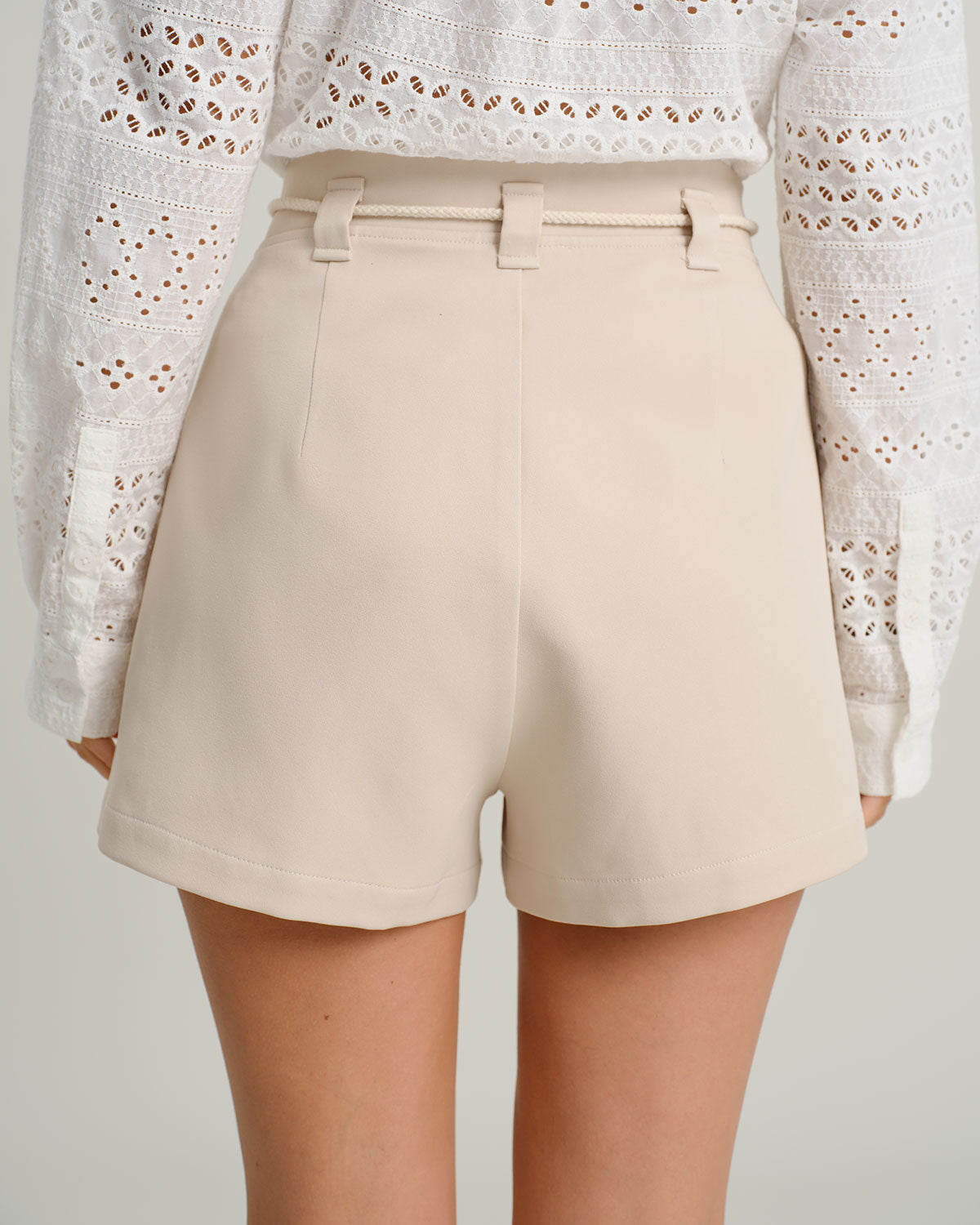 Pantaloni Corti Beige con Vita Regolabile e Tasche