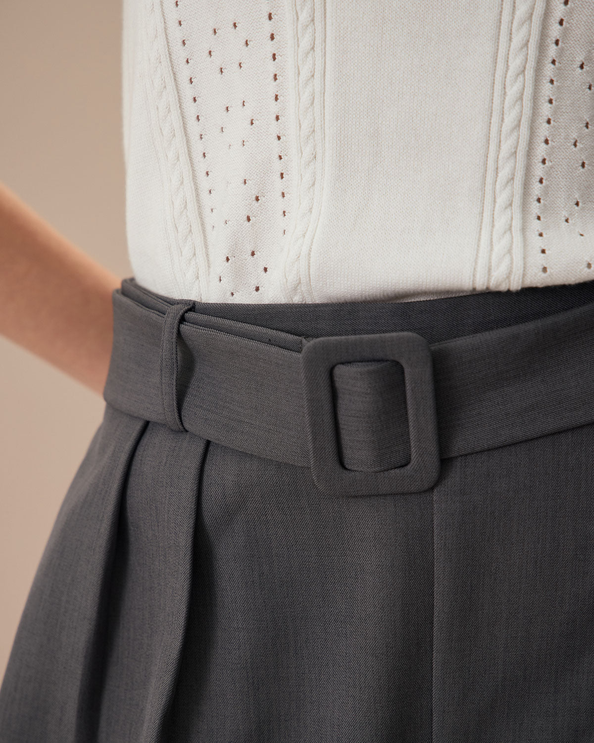 Pantaloni Corti Plissettati in Grigio con Vita Alta e Cintura per Donna
